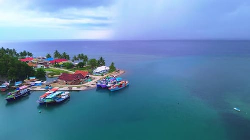 Vue aérienne de l'île tropicale avec des bateaux