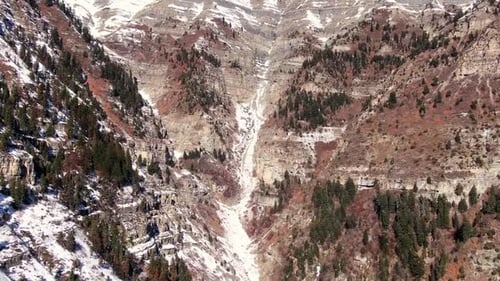 NICE WIDE AERIAL SHOT OF THE UTAH´S ROCKY MOUNTAINS.
