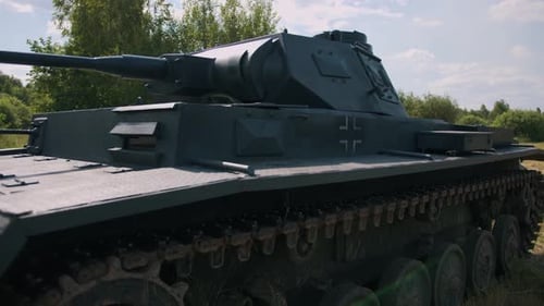 Deutscher Panzer auf dem Schlachtfeld im Zweiten Weltkrieg