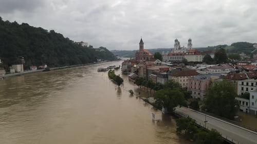 Vista aérea da chuva, rio inundado, Danúbio, centro da cidade alemã de Passau