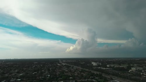 Sturm, tropische Wolken am Tag, Entstehung eines Gewitters, Weitwinkelaufnahme