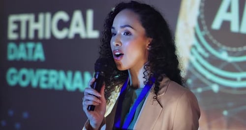 Ponente escénica, femenina y empresarial en un taller sobre gobernanza de datos de inteligencia artificial y directrices éticas
