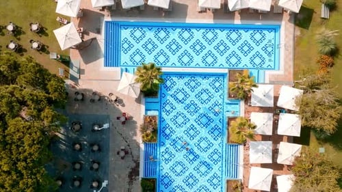 Luftbild des Außenpools in einem Luxushotel