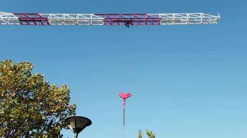 Moving Construction Turmdrehkran vor blauem Himmel