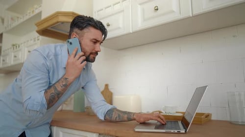 Empresario serio trabajando en casa Retrato de un adulto, pensativo, empresario, gerente, empresario
