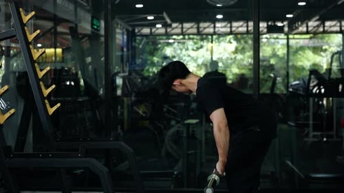 Muskulöser gesunder Mann, der Sport im Fitnessstudio trainiert