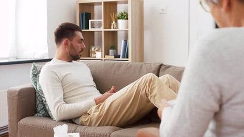 Psychologie, Mentaltherapie und Problemkonzept - Junger Patient im Gespräch