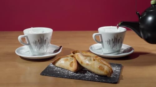 Empanadas fraîches appétissantes sur un plateau en pierre, gros plan