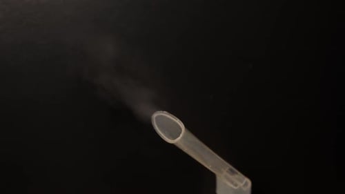 1. Des vapeurs médicinales sortent de la buse du nébuliseur. Traitement et prévention des voies respiratoires
