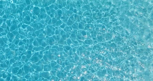 Blaues Wasser im Schwimmbad mit Lichtreflexen