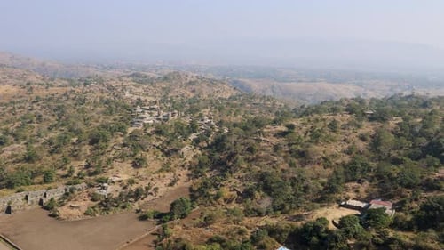 temple isolé situé au milieu des forêts le matin à angle plat. Vidéo prise à Kumbh