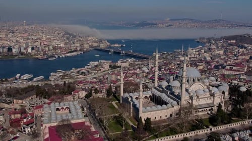 Luftaufnahme der historischen Moschee, der Küstenbucht und der Brücke in Istanbul