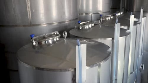 Edelstahltanks der Destillationsanlage in einem Weingut oder einer Brauerei