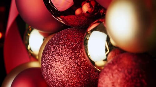 Decoración navideña colorida. Bolas navideñas rojas y doradas