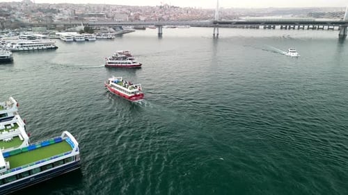 Gegend rund um den Fährhafen Eminonu: Boote, die am Terminal in Istanbul ankommen