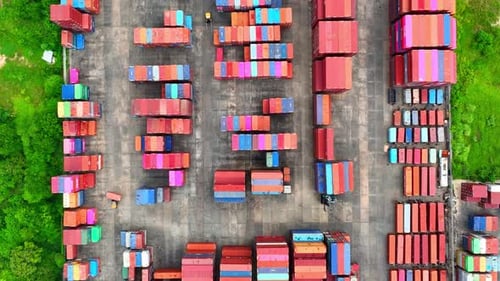 Ein Containerplatz voller Aktivitäten.