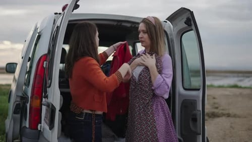 Experimentando as roupas da modelo para a sessão de fotos