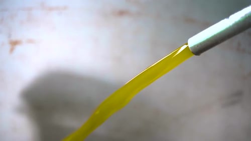 Maquinaria Aceite de oliva fresco en la fábrica de aceite de oliva 4K