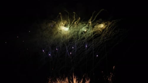 Aufführung des Feuerwerks für das Diwali-Indianerfest im Hintergrund des schwarzen Nachthimmels