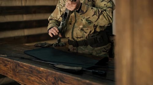 sur un terrain d'entraînement militaire professionnel sur une table d'introduction à l'équipement professionnel