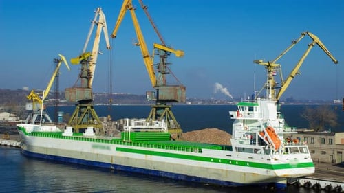 Zeitraffer der Beladung von Frachtschiffen im geschäftigen Hafen Containerkranaktivität Seehandel Operation Meer