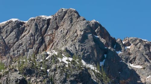 Haut sommet rocheux dans les montagnes de Washington. Tourné en 4K