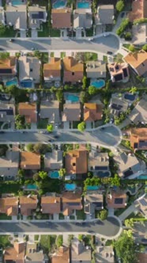 Belo subúrbio verde no pitoresco pôr do sol, drone aéreo de Agoura Hills, EUA