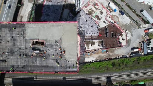 Zumbido: vista desde arriba de los trabajadores de la construcción y la carretera. Versión progresiva. Vídeo 4K.