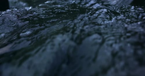 Klare Wasserströmung Gebirgsbach