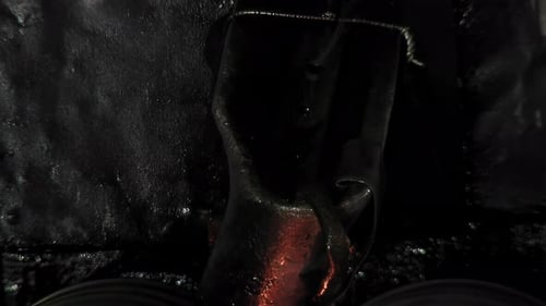 Scène industrielle : verre recyclé fondu dans une usine de marbre - Gros plan - 4K