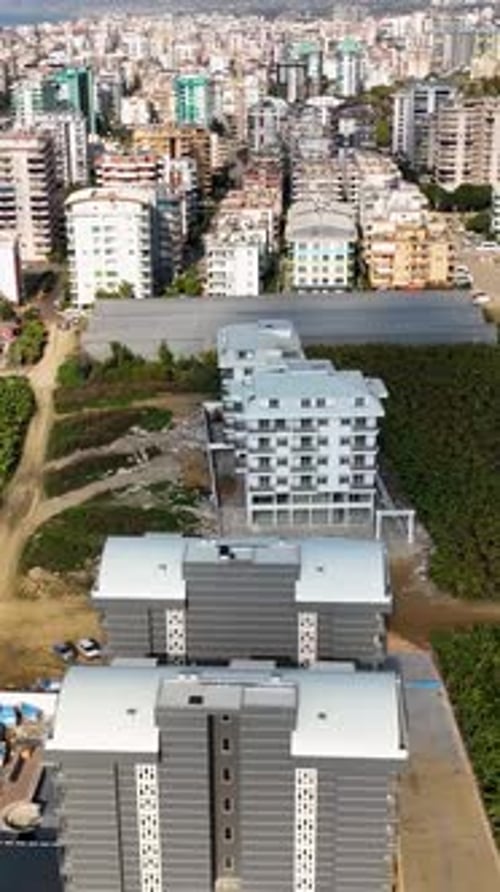 Vídeo vertical: construcción de una casa de tranquilidad costera en la costa mediterránea de Alanya