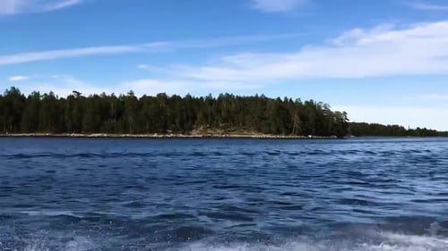 S'amuser et faire du bateau dans les lacs de Carélie. Des bateaux à moteur, faire du hors-bord. Russie, Carélie
.