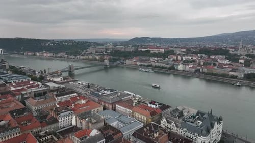 Foto aérea de drone de navios de cruzeiro fluviais, Castle Hill, Castelo de Buda