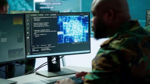 Militärspezialist überwacht Satellitendaten in Echtzeit, Informationen auf dem Computer