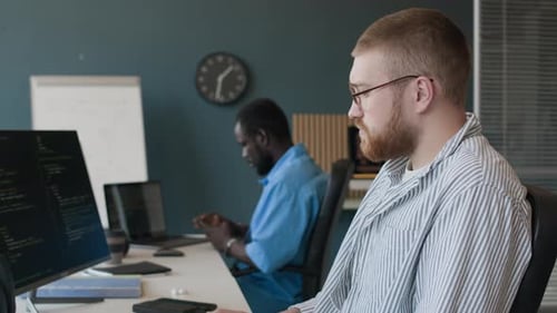 Deux hommes biraciaux cotravaillant au bureau