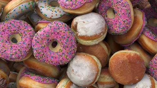 Variedade colorida de rosquinhas com granulado