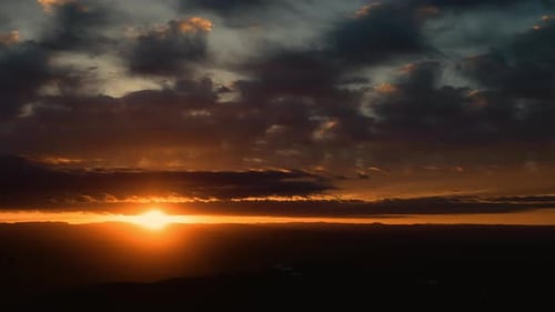 Brillantes, kinoreifes Zeitraffer-Zoom bei Sonnenaufgang