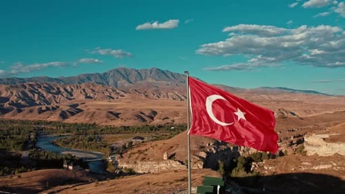 Fluss fließt unter türkischer Flagge