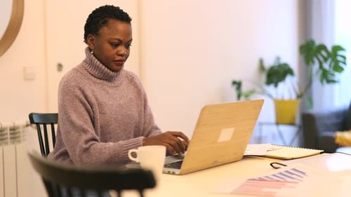 mulher africana teletrabalhando em casa