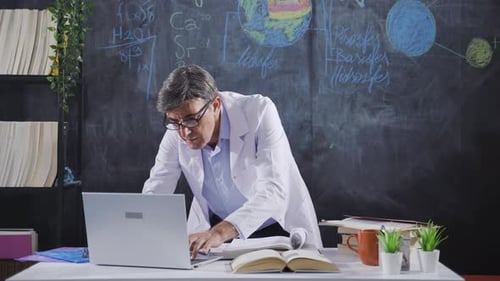 Der Wissenschaftler arbeitet am Laptop.
