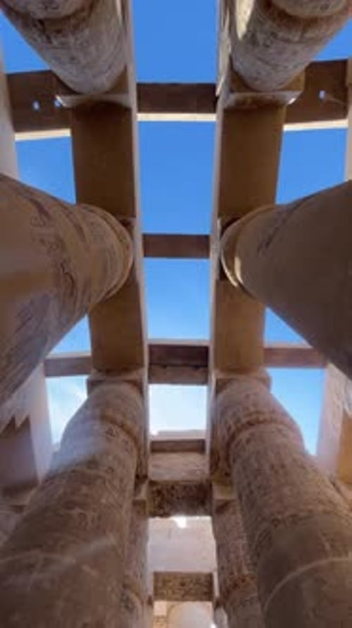 Vue d'anciens temples, prise de vue en contre-plongée