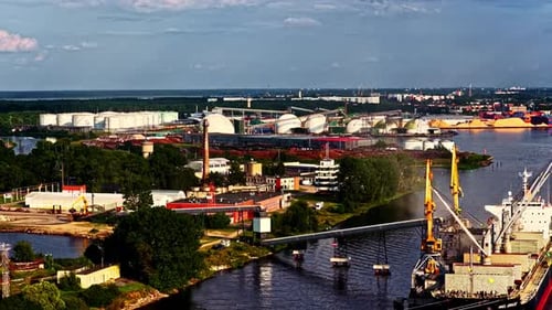 Industriehafen mit Öltanks, Schiffscontainern, Kränen und Frachtschiffen