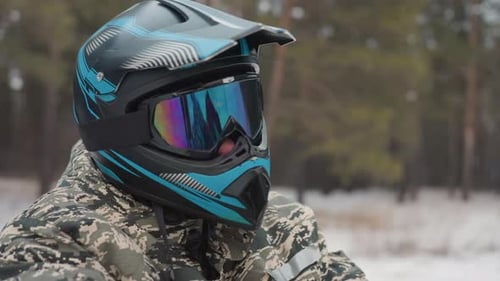 Vue sur la forêt gelée à travers des lunettes pendant l'hiver, le cycliste fait une pause avec un regard réfléchissant