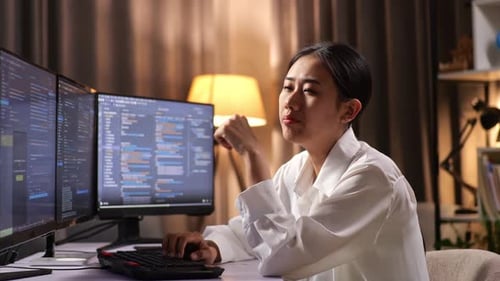 Une programmeuse bâille tout en créant une ingénieure logicielle innovante développant une Appli, un programme