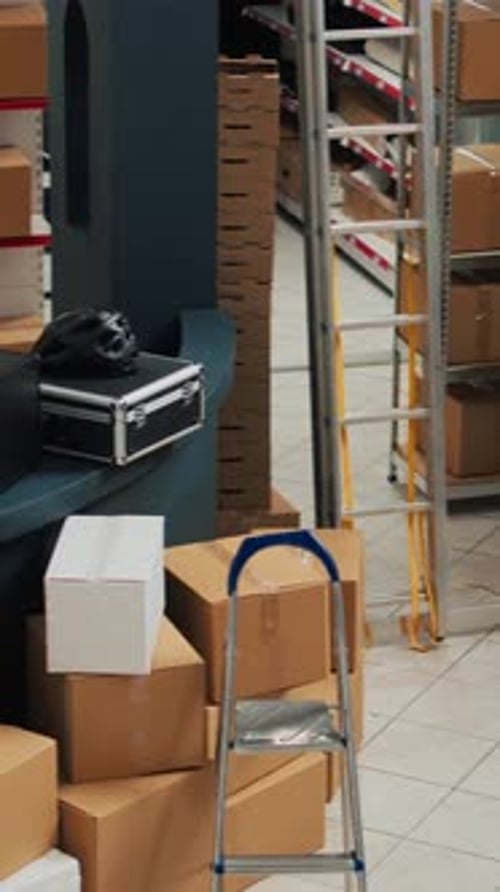 Entrepôt vidéo vertical vide avec espace de bureau et étagères