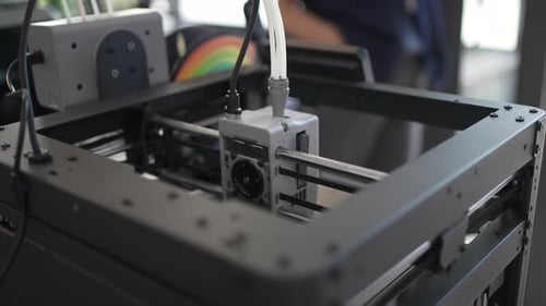 Nahaufnahme des 3D-Druckers, der in der Werkstatt arbeitet.