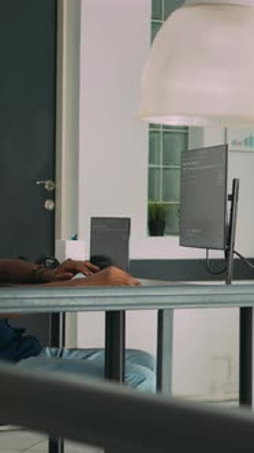 Vídeo vertical Diversos programadores de inteligencia artificial que escriben código del sistema