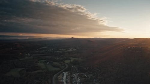 Luftaufnahme des High Point Lookout Mountain während eines wunderschönen Sonnenuntergangs.