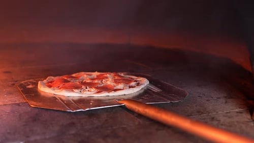 Hornear pizza en un horno 04