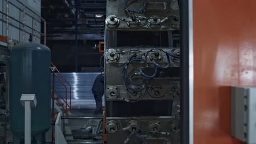 Maschine zur Herstellung von Autoreifen mit Hintergrundarbeiter, der in der Fabrik arbeitet. Modernes technologisches Oder...
